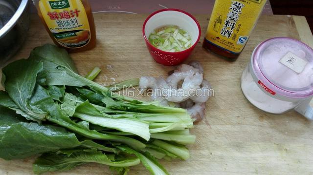 准备食材，小白菜洗净，葱姜切末，青虾仁去虾线洗净，其它调味料备齐