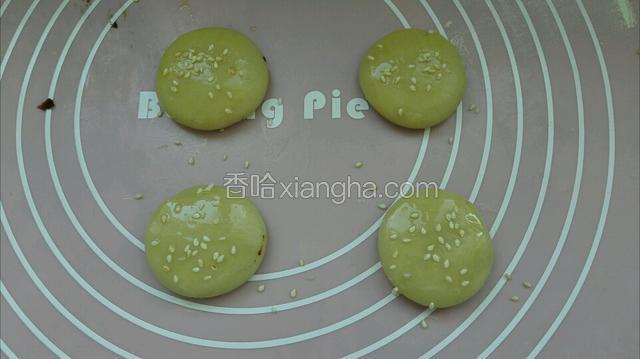 剩余边角料揉匀，分出小挤压成小饼，抹蛋液撒少许芝麻送入烤箱烤熟即可（时间用10-15分钟即可）