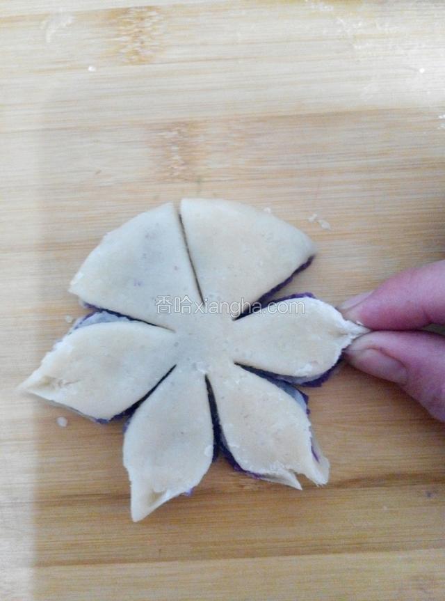 捏成花瓣形