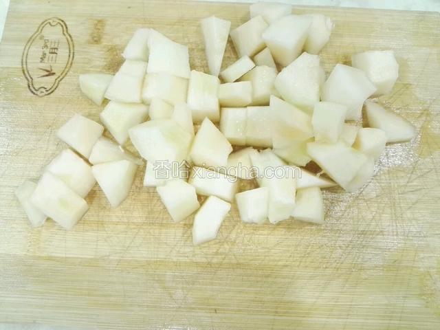 香瓜去皮切小块。