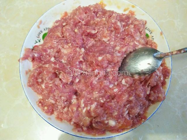 将肉馅搅拌均匀
