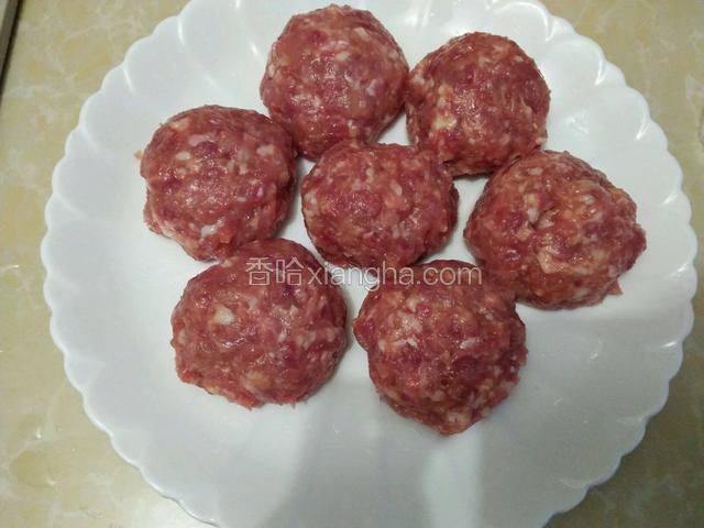 将肉馅弄成一个个小圆球
