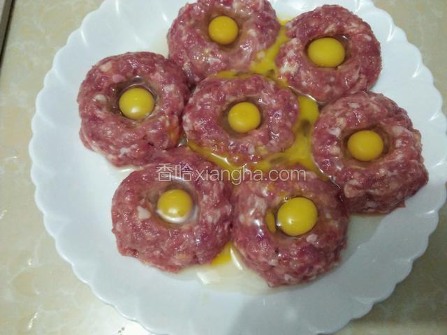 将鹌鹑蛋打入一个个肉洞里面