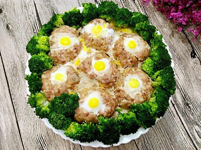 淋点蒸鱼豉油，四周摆点西兰花