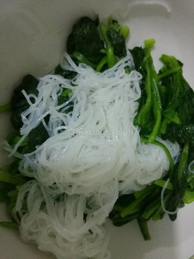 把菠菜，粉丝放一干净碗中