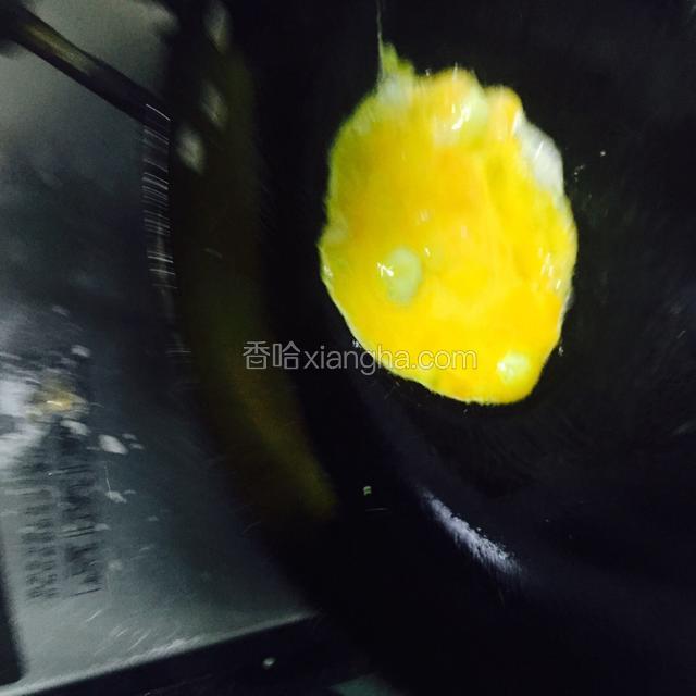 锅中倒入适量油同样烧热倒入打散的鸡蛋炒