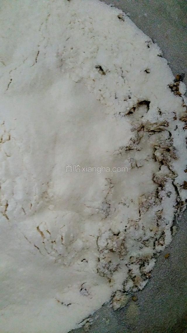 筛入低筋面粉，搅拌均匀后，再加入适量的水