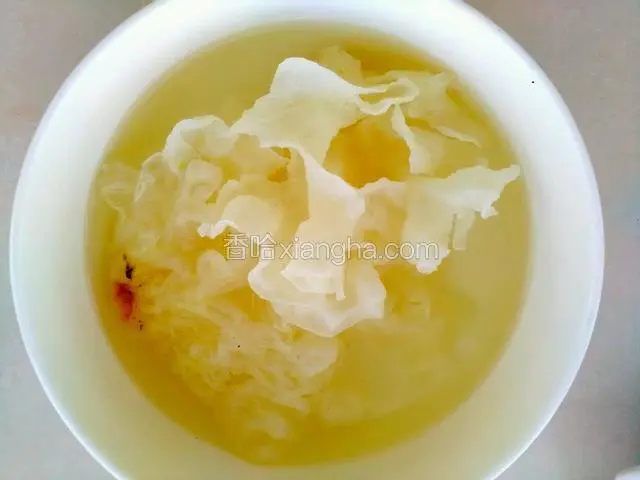 银耳用冷水泡发