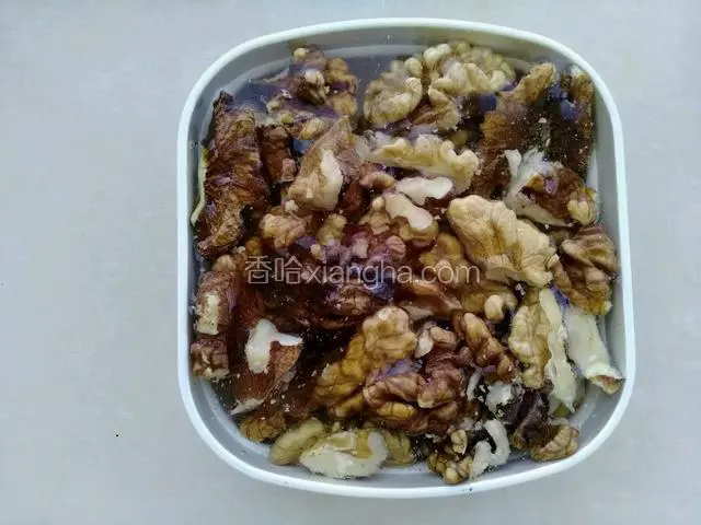 核桃去皮，把核桃仁用冷水清泡一下