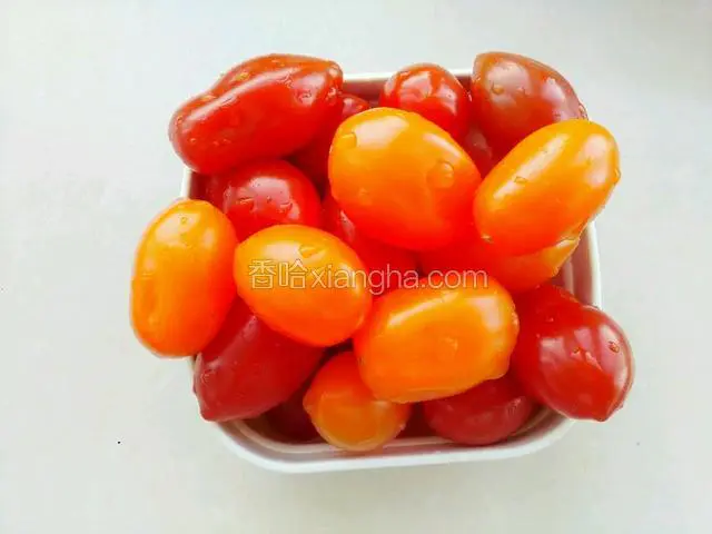小西红柿洗干净去蒂备用