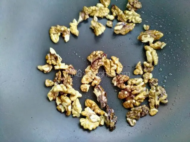 把泡好的核桃提前捞出控水，锅里放入少许油。把核桃炒香炒熟。大概两分钟就可以
