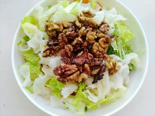 加，一勺橄榄油，少许黑胡椒，淡酱油。香醋。糖搅拌均匀即可