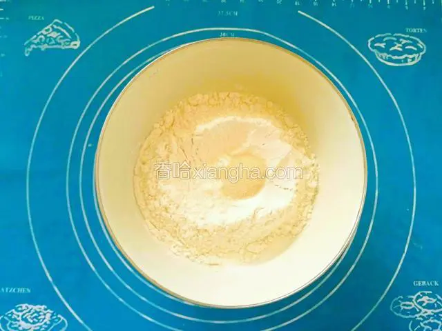 取90克汤种，将主面团所有材料混合在一起