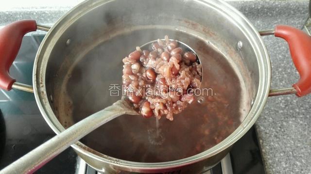 舀一勺看红豆和大米开花，在煮10左右，粘和了就行了