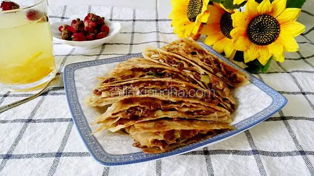切块摆盘装饰一番，千层牛肉饼完成了^_^^_^