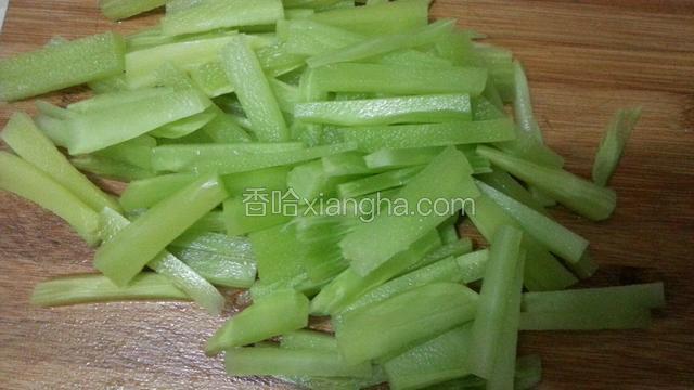 我将莴笋切成一小条一小条