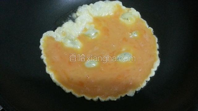 在锅中倒入少许油，倒入蛋液