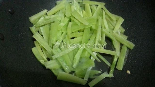 在锅中倒入少许油，放入莴笋