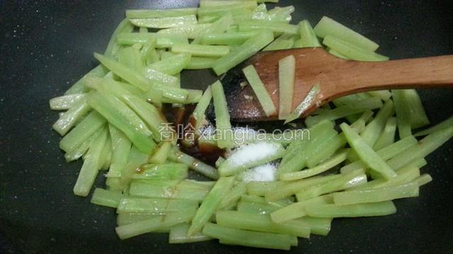 加入盐和耗油煸炒