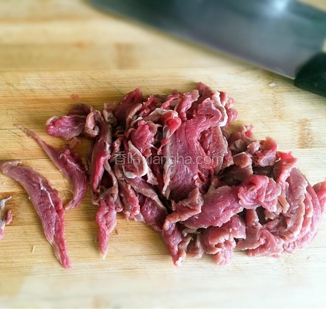 牛上脑肉切成薄肉片。