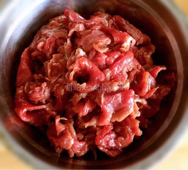 在切好的牛肉中加入两汤匙生抽，一汤匙料酒，半汤匙糖，一平汤匙淀粉，一汤匙色拉油，抓匀腌制20分钟。