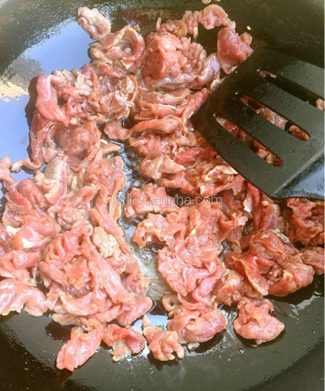 锅中倒入适量色拉油，热锅凉油，倒入腌好的牛肉片，大火快速翻炒。