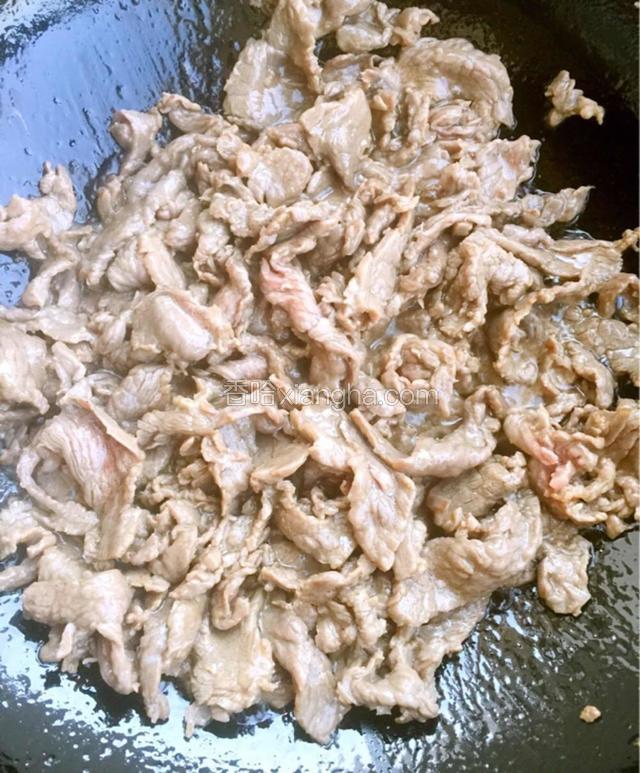 待肉片颜色变白断生即铲出装盘待用。