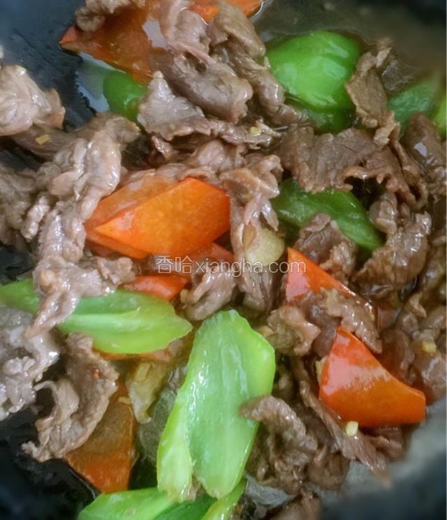 倒入炒好断生的牛肉，加适量生抽，鸡精翻匀调味即可出锅。