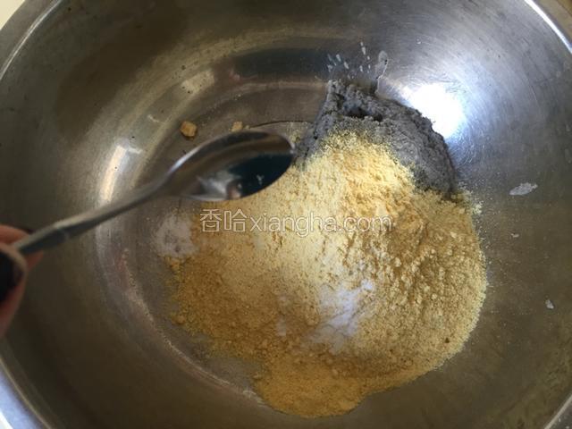 将玉米粉和豆渣混合，加入食用碱面和小苏打。