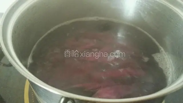锅中水烧开紫薯煮半熟
