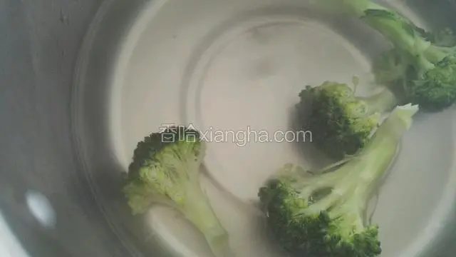 锅中水烧开把西兰花煮一下捞起