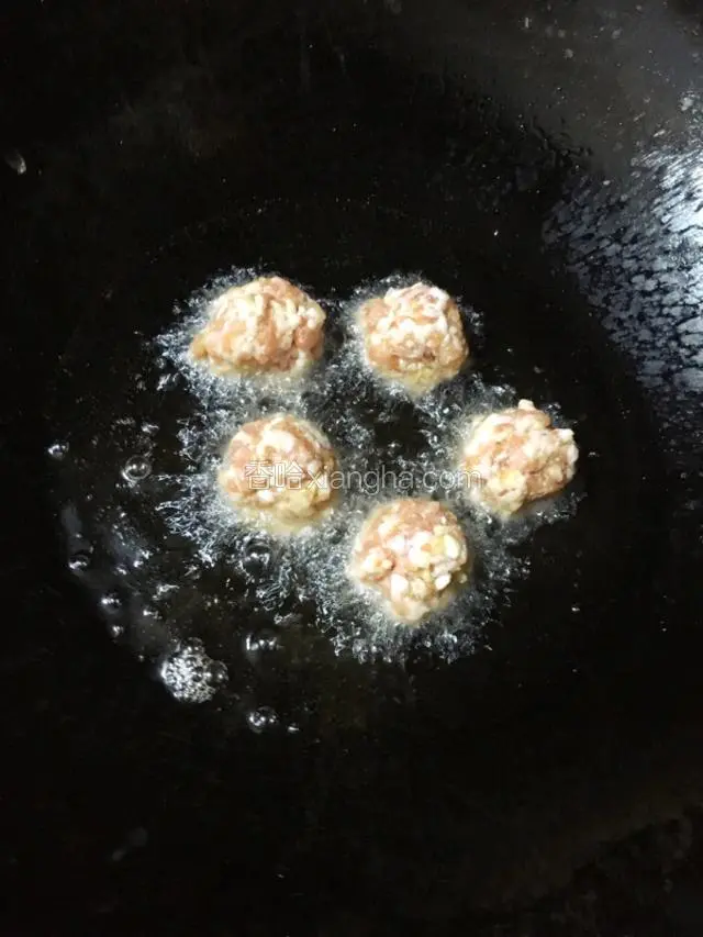 油锅烧至七八成熟调小火放丸子炸至