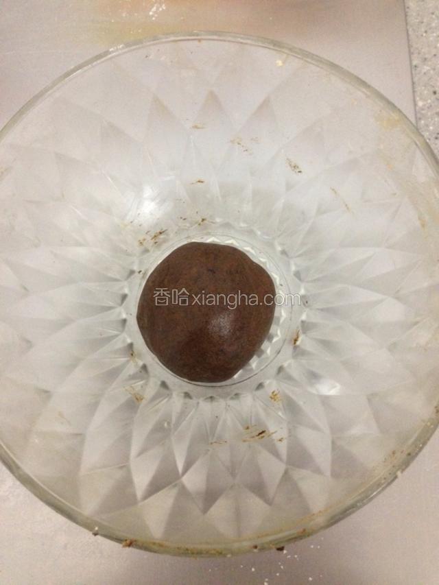 筛入咖啡粉和低筋面粉，奶粉，用刮刀切拌均匀，揉成团