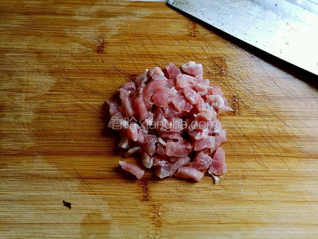 肉切丁。