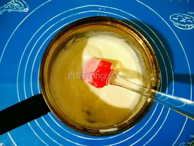 小火加热并不停的搅拌，到奶糊能划出浅浅纹路即可，晾凉盖上盖子放入冰箱冷藏一夜