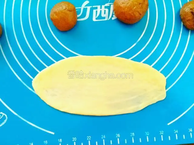 取一个原色小面团擀成薄薄的长方形，一定要薄，
