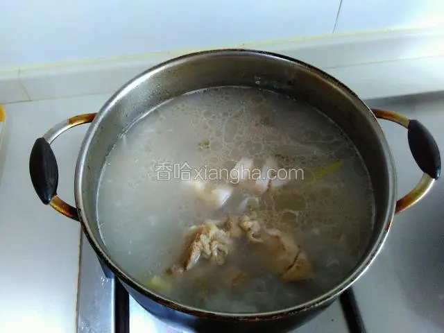 一直炖到筒骨差不多熟烂，加入莲藕，加盐大火烧开后，改小火慢炖