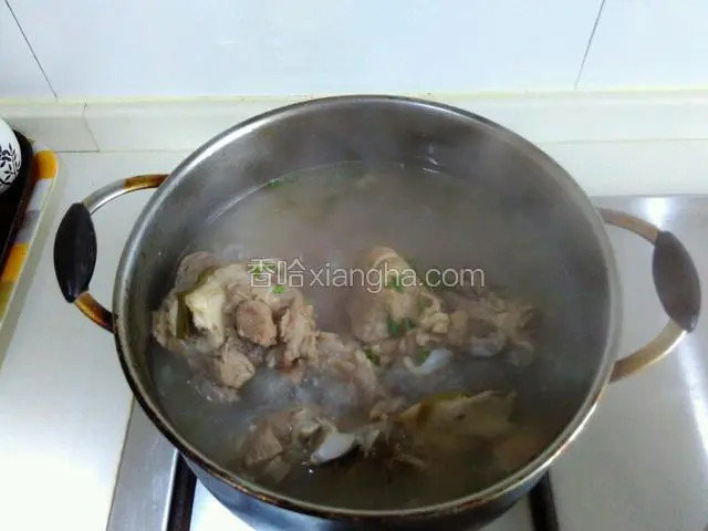 炖到莲藕熟烂后，撒上葱花即可