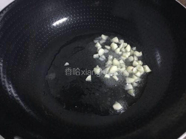 锅中倒入适量的油，烧热后放入蒜蓉炒至爆香