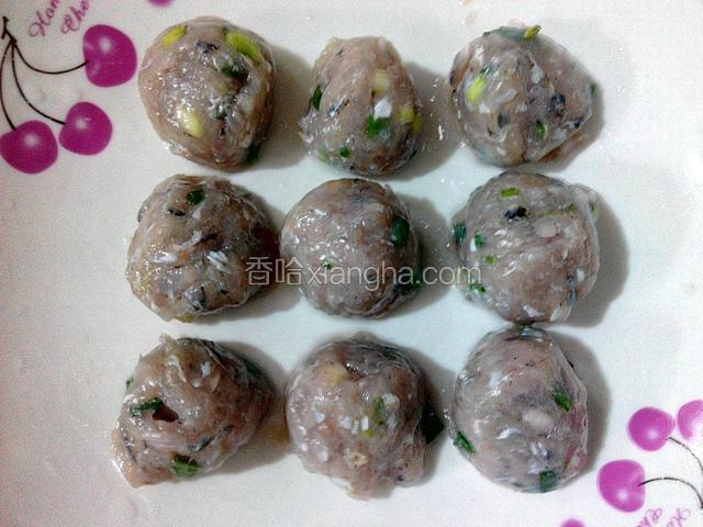 鱼肉用勺子弄成鱼丸子、(买搅碎调好味的鱼肉、勺子、盘子、抹上一层油、以免鱼肉沾勺子、盘子)