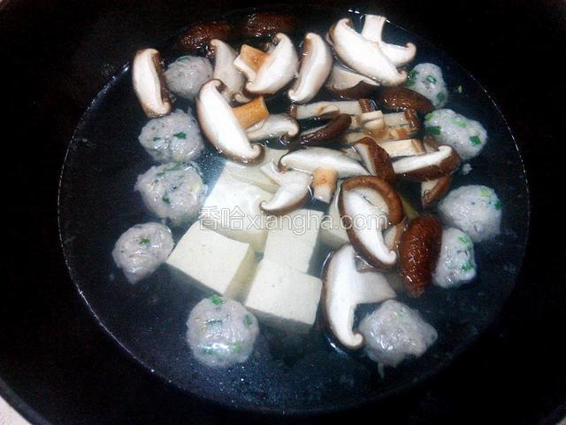 放香菇、豆腐、煮五分钟