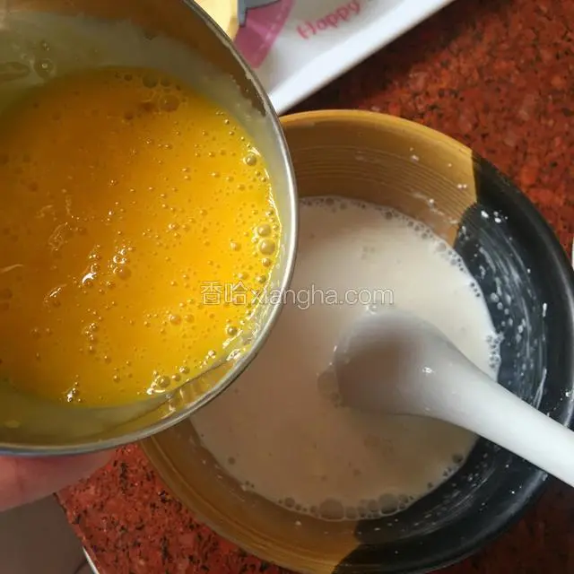加入蛋液搅拌均匀，不能有颗粒！
