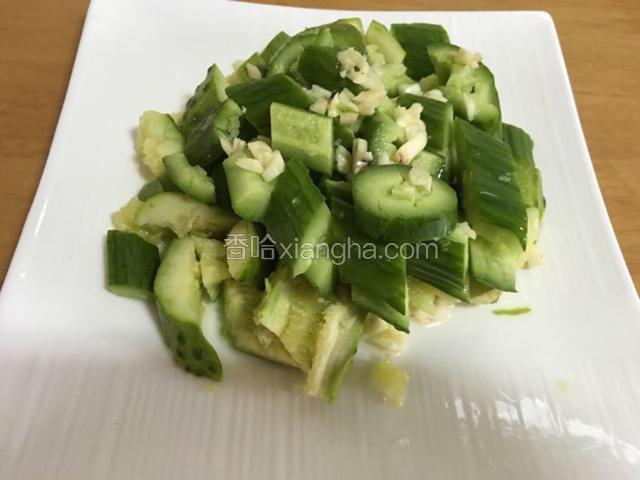 将黄瓜洗净切块，蒜剁碎装盘淋上白醋备用