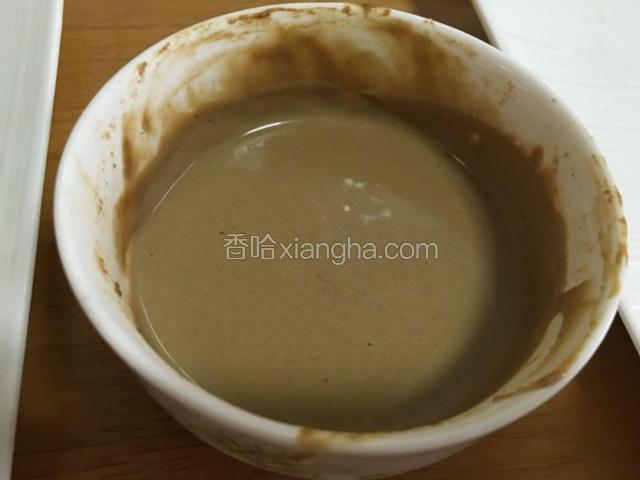 麻酱加盐加水调好，如图