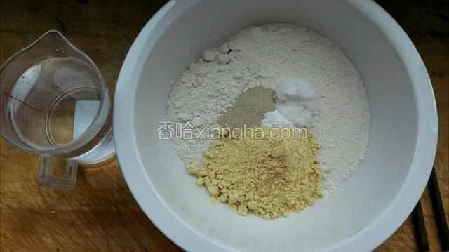 把面粉，小米面粉，酵母，糖，泡打粉用温水和成面团