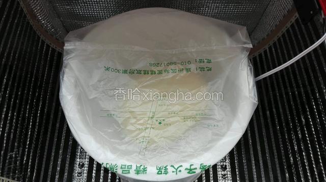 揉匀盖上保鲜膜送入发酵箱发酵（也可室温暖地方自然发酵）