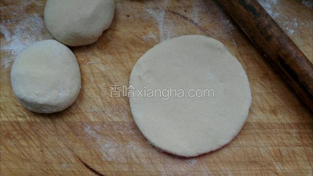分出小面挤，用擀面杖擀成皮