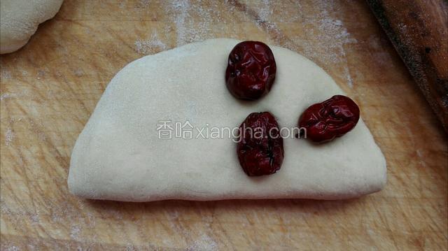 没有码放小枣面皮折上面，在在一边码上几颗小枣