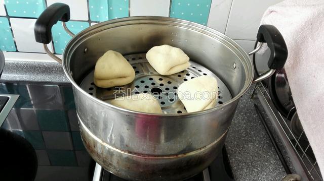 放入冷水锅中的笼屉上离出距离