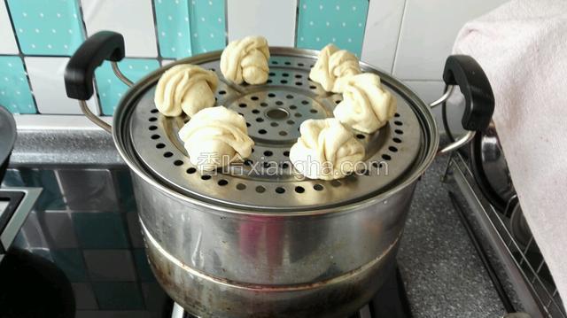 拧成花卷放入蒸锅笼屉第二层，然后盖上锅盖小火至开锅上气改大火，蒸20分钟即可